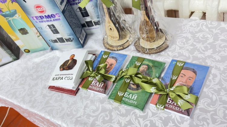 В ТУРКЕСТАНСКОЙ ОБЛАСТИ ПЕРВЫМ ГОЛОСУЮЩИМ БЫЛИ ВРУЧЕНЫ КНИГИ АБАЯ КУНАНБАЕВА