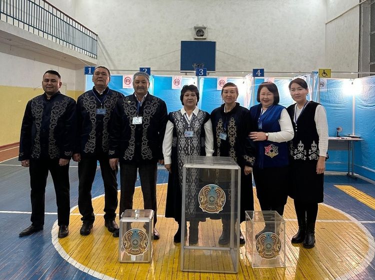 РЕФЕРЕНДУМ: В ТУРКЕСТАНСКОЙ ОБЛАСТИ ЧЛЕНЫ КОМИССИИ ПРИШЛИ В НАЦИОНАЛЬНОЙ ОДЕЖДЕ 