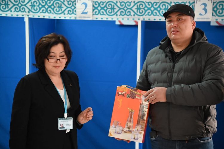 В ТУРКЕСТАНСКОЙ ОБЛАСТИ ПОДАРКИ ВРУЧИЛИ ГРАЖДАНАМ, ВПЕРВЫЕ ПРИБЫВШИМ НА УЧАСТКИ РЕФЕРЕНДУМА