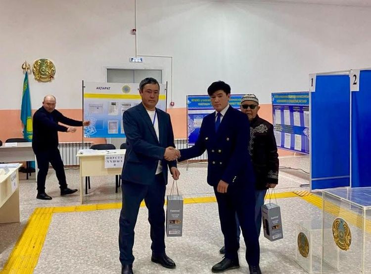 ТҮРКІСТАН ОБЛЫСЫНДА РЕФЕРЕНДУМ УЧАСКЕЛЕРІНЕ АЛҒАШ КЕЛГЕН АЗАМАТТАРҒА СЫЙЛЫҚТАР ТАБЫСТАЛДЫ
