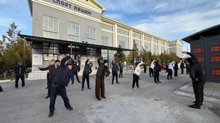 РЕФЕРЕНДУМ: ТҮРКІСТАН ОБЛЫСЫНДА ДАУЫС БЕРУШІЛЕР УЧАСКЕ АЛДЫНДА ТАҢҒЫ ЖАТТЫҒУ ЖАСАДЫ