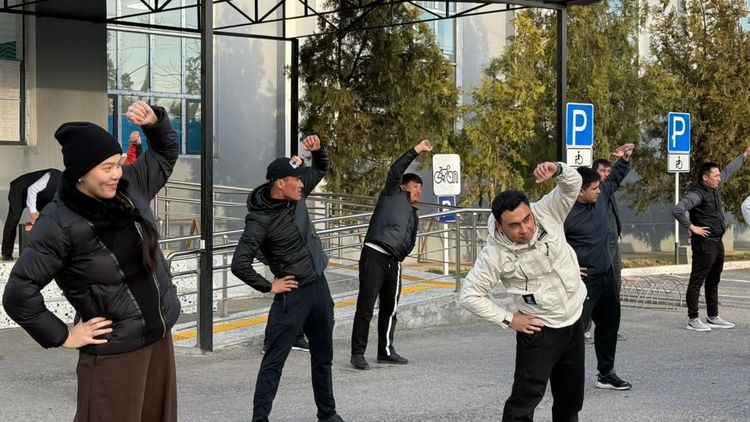 РЕФЕРЕНДУМ: В ТУРКЕСТАНСКОЙ ОБЛАСТИ ИЗБИРАТЕЛИ ПРОВЕЛИ УТРЕННЮЮ ТРЕНИРОВКУ ПЕРЕД УЧАСТКОМ