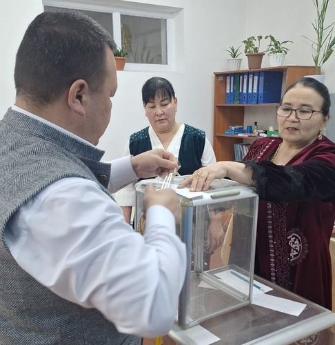РЕФЕРЕНДУМ: ТҮРКІСТАН ОБЛЫСЫНДА КОМИССИЯ МҮШЕЛЕРІ ҰЛТТЫҚ КИІММЕН КЕЛДІ 